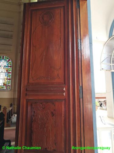 Flügeltür geschnitzt in der Kathedrale von Caacupé