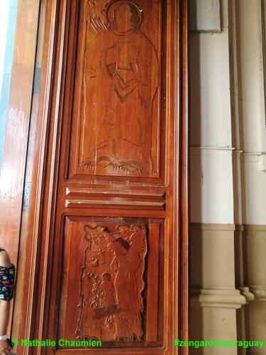 Geschnitzte Eingangstüren Kathedrale von Caacupé