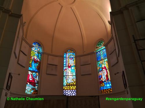 Kunstwerke aus Glas in der Kathedrale von Caacupé
