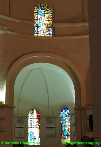 Nichen mit Fenstern der Kathedrale von Caacupé