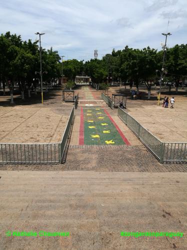 großzügiger Aussenbereich vor der Kathedrale von Caacupé