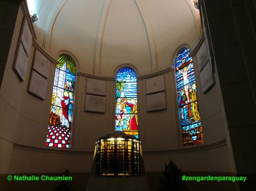 schöne Glasarbeiten in der Kathedrale von Caacupé